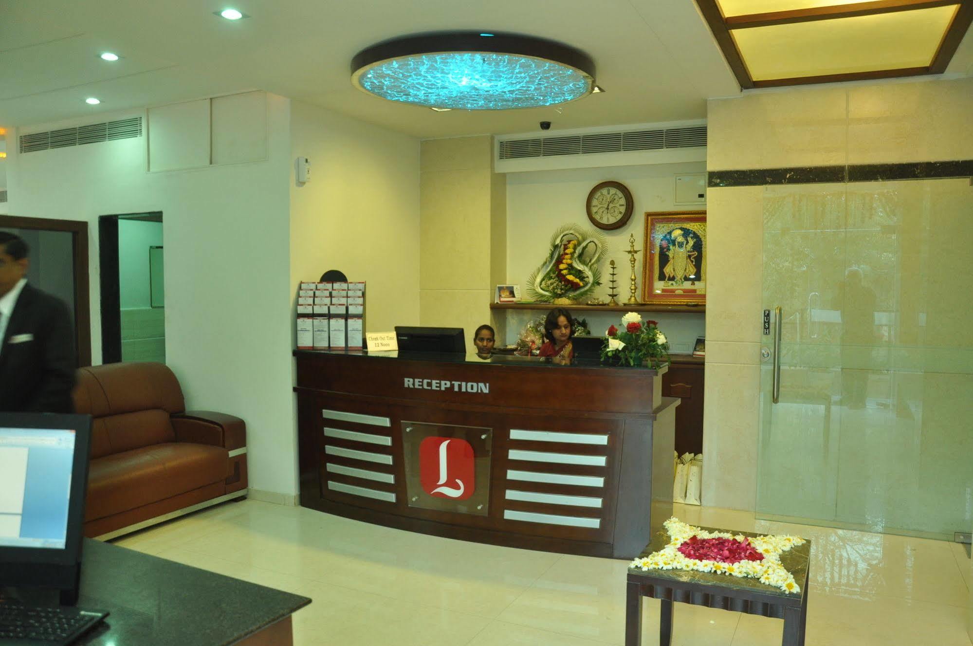 Treebo Trend Hotel Parker Ahmedabad Exterior foto