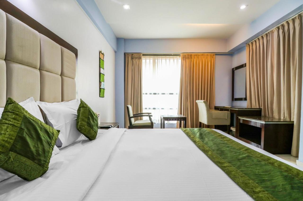Treebo Trend Hotel Parker Ahmedabad Exterior foto